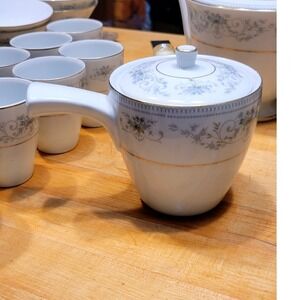 Noritake Noble Teapot 2600 Japan Blue Floral Gold Trim Handle Lid